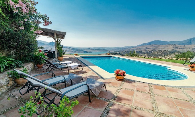 El Gastor Villa | Villa mit atemberabendem Blick über den Zahara-See