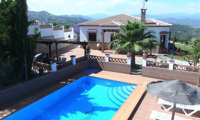 Iznate Villa | Villa mit Garten, Pool, Klimaanlage, WIFI, schöne Aussicht.