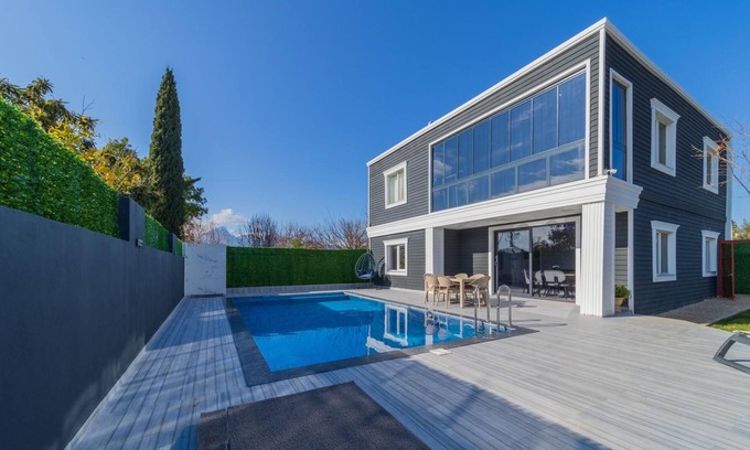 Kepez Wohnung | Villa with Pool and Backyard in Kepez