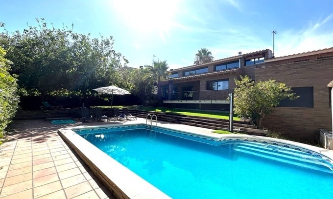 El Roc de Sant Gaieta Skihütte | Villa with pool, parking and wifi next to Roc de Sant Gaieta with sea views.