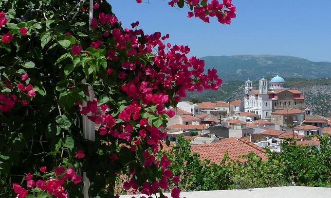 Pagondas Haus | Dorfhaus, Terrassen, Garten, herrliche Aussicht, 15 min zum Strand