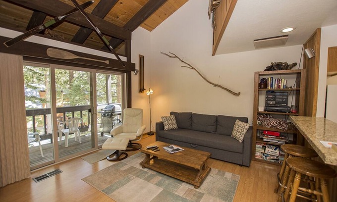 Lake Forest Eigentumswohnung | Komfortabel und gemütlich 3br, 2BA ETW mit HOA Ausstattung, 1. 5 Meilen von Tahoe City!