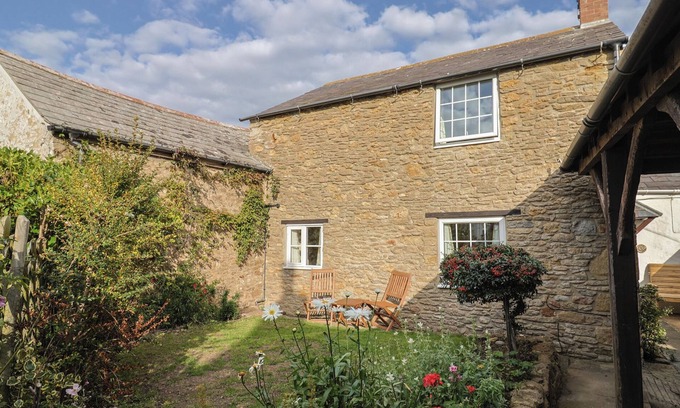 Bridport Hütte | VINE COTTAGE, pet friendly, with a garden in Burton Bradstock