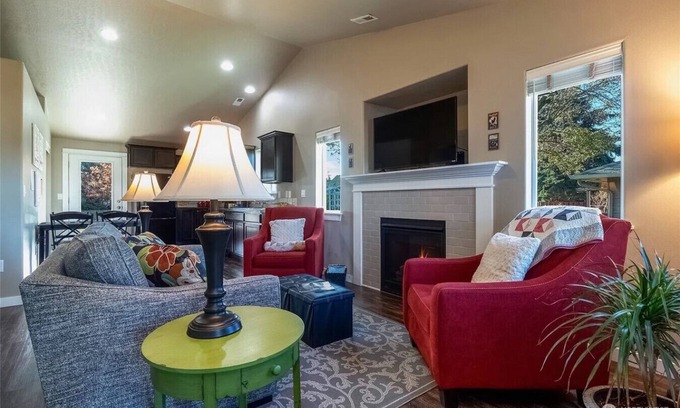 Milton-Freewater Haus | Vineyard Gypsy - kitchen, gas fireplace, hot tub, queen beds