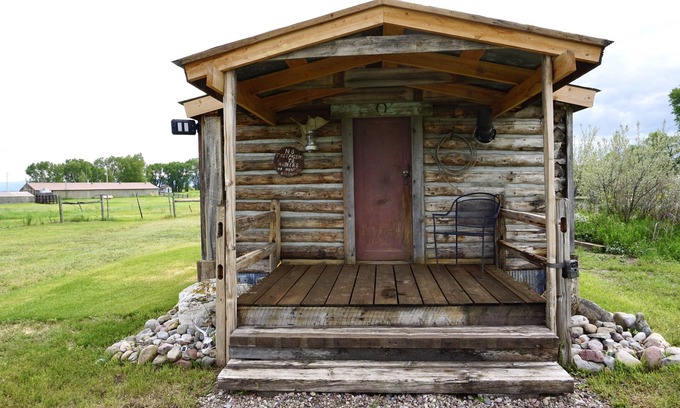 Augusta Kabine | Vintage Cabin Experience on Riverside Property