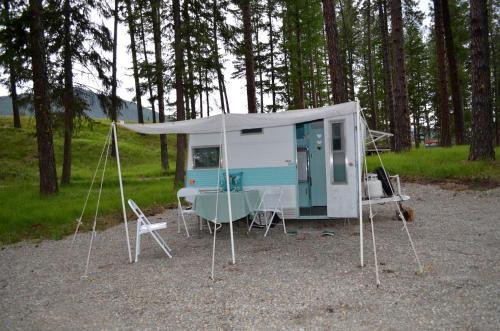 Thompson Falls Haus | Vintage Camper Rental Perfect for Glamping in Montana