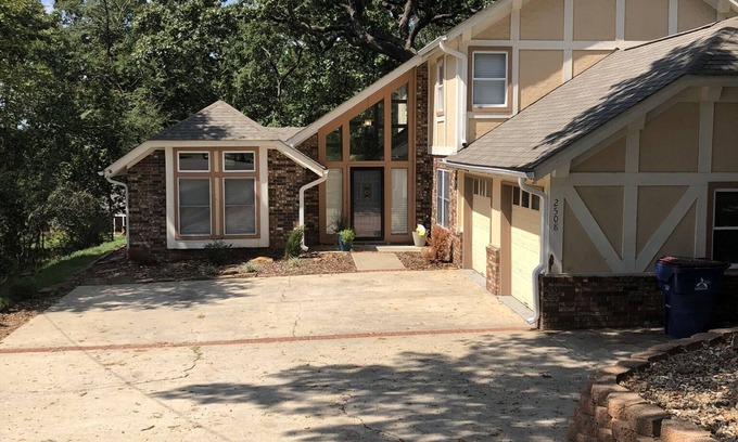 Fort Smith Haus | Vintage Chalet on Riviera