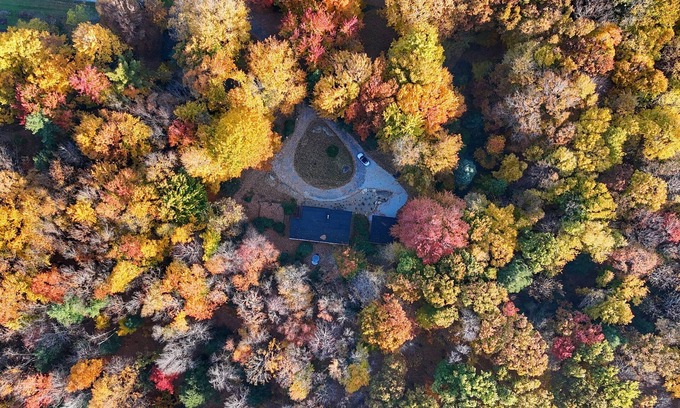 Madison Haus | Vintage-Inspired Luxury Retreat w/Hot Tub, Sauna & 1970s Garage Hangout