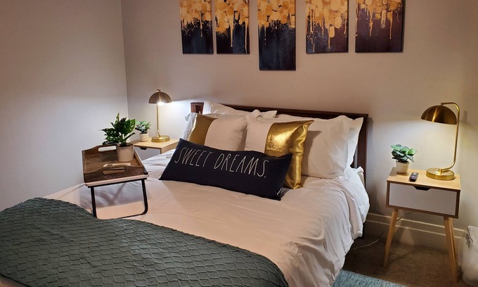 St. Charles Wohnung | Vintage Pet Friendly Apt /5 blks to Fox River/ FREE WIFI, Parking, Laundry