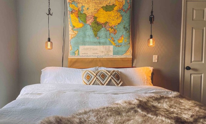 Dowagiac Hütte | Vintage Romance Finds Cozy Charm at Depot Cottage