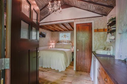 Pine City Kabine | Vintage Wild West Tiny Hotel in the Woods!