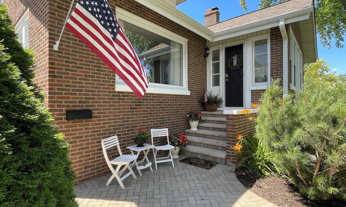 Forestview Haus | Visit Chicago stay in quiet suburb. Tranquil 2-bedroom house in Lombard.