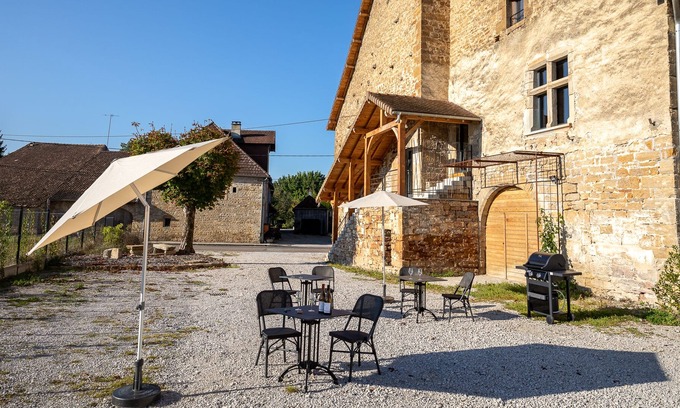 Villette-les-Arbois Haus | House