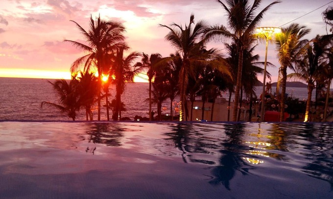 Balcones de Loma Linda Eigentumswohnung | Vue Oceanfront Condo with Pool