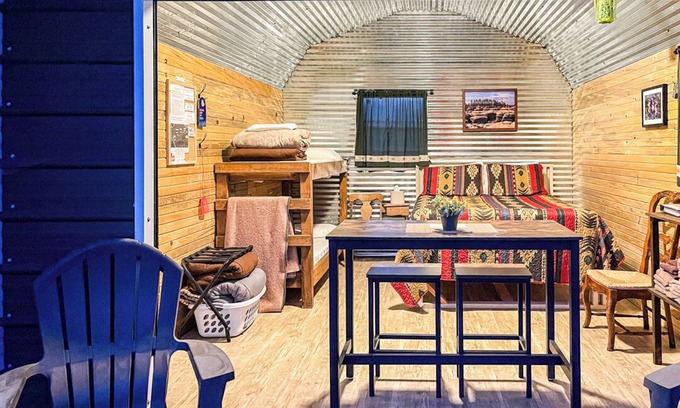 Monticello Kabine | Pavillon mit voll ausgestatteter K���che, Kabinen, Wagon, Tipi und Campfire Bowl