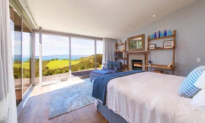 Waiheke Island Skihütte | Waiheke Luxury Blue and Green Rooms