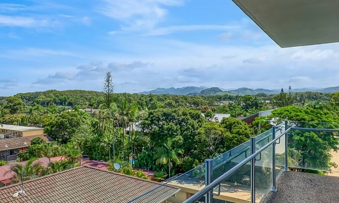 Coffs Harbour Wohnung | Wake up each morning to fresh ocean breezes, then take a short walk across the street to Park Beach
