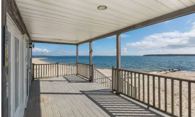 New Suffolk Hütte | Wake up on the Beach