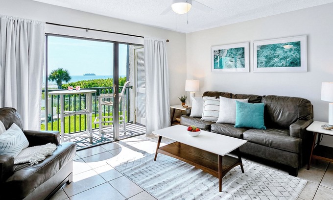 Avon By The Sea Eigentumswohnung | Am Strand und nur wenige Schritte vom Pier entfernt. Genießen Sie die schöne Aussicht von Ihrem direkten Balkon am Meer!