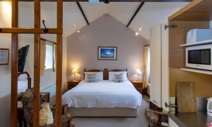 Pickering Hütte | Walcott Studio Room - a comfy room with hideaway kitchen