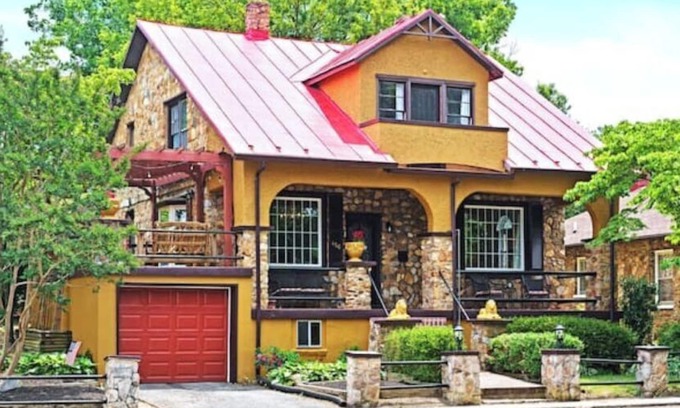 Waynesboro Haus | Walk Downtown~Game Room~Gym~Fire Pit~Hammock!