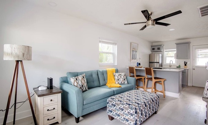 New Port Richey Wohnung | Walk Everywhere! 1-Bedroom Gem in Downtown Hub