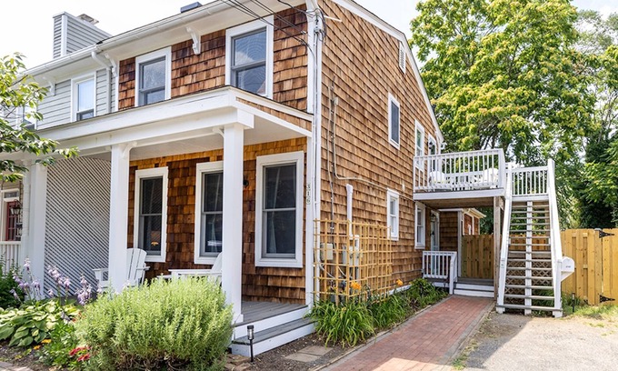 Eastport Wohnung | Walk everywhere from 1st floor dog-friendly apartment with parking and backyard