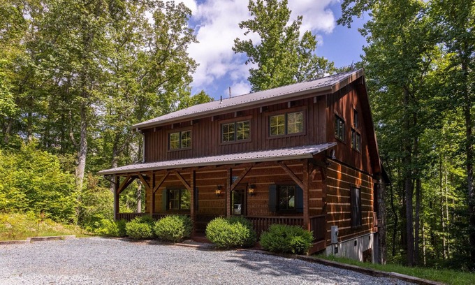 Boone Kabine | Walk in the Clouds - Rustikale Hütte mit Whirlpool, Außenkamin, umzäuntem Hundebereich