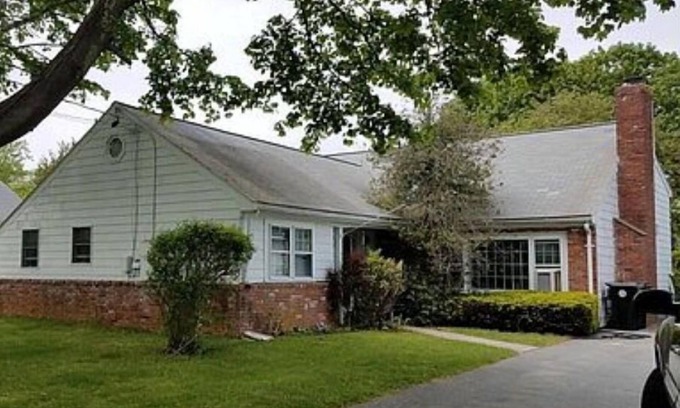 Dartmouth Haus | Walk to a private neighborhood beach