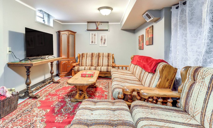 Adrian Haus | Walk to Adrian College: Family Home in Michigan