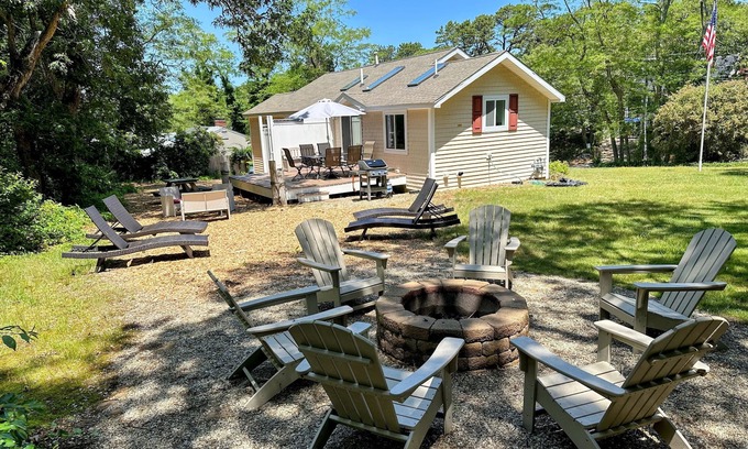 North Eastham Haus | Walk to Bay Side Beaches in this Dog Friendly, Sun-Filled Home (10 person MAX)