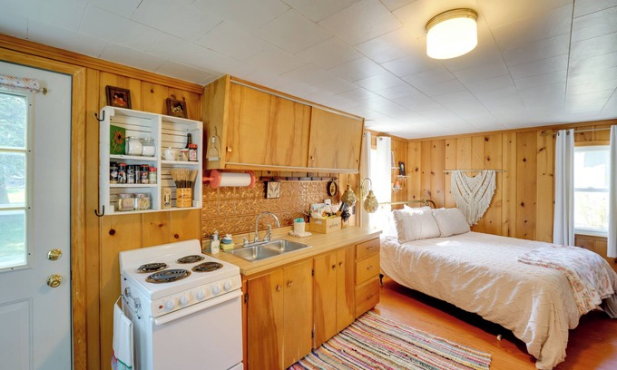 Port Austin Wohnung | Walk to Beach Access! Chic Port Austin Studio