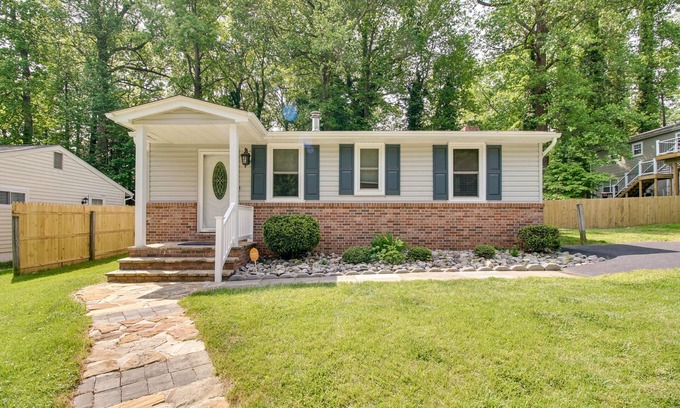 Calvert Beach-Long Beach Haus | Walk to Beach: Charming Maryland Home w/ Yard!