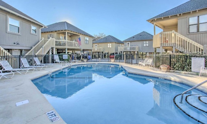 Myrtle Beach Haus | Walk to Beach Dog-Friendly Myrtle Beach Cottage!