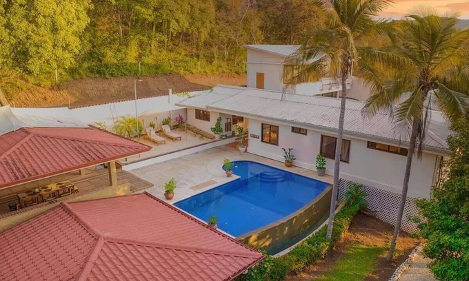 Coco Villa | Walk to Beach ~ Jacuzzi ~ Pool ~ Luxe & Spacious!