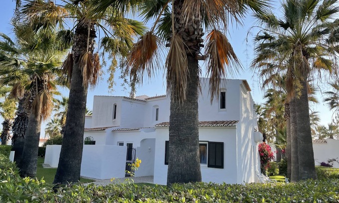 Carvoeiro Villa | Praktische Lage - Helle, geräumige Luxusvilla mit 2 Schlafzimmern, Klimaanlage und eigenem Garten.