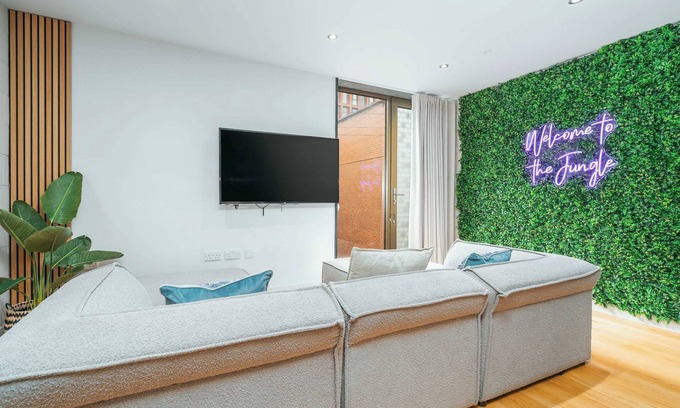 Manchester City Centre Haus | Walk to Canal St. | Luxurious Townhome w/ Roof Top