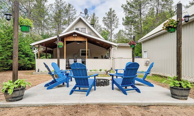 Friendship Haus | Walk to Castle Rock County Park: Rustic Cabin