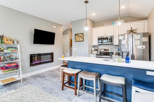 Charlevoix Wohnung | Walk to Dtwn Charlevoix Condo with Fireplace
