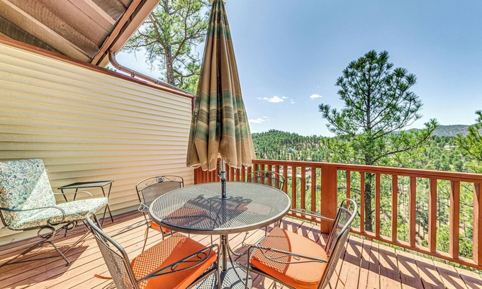Ruidoso Eigentumswohnung | Walk to Dtwn Ruidoso: Mtn-View Condo w/ Pool!