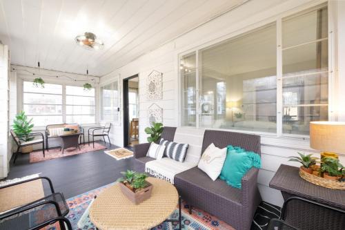 Highland Square Haus | Walk to Highland Square, Sleeps 8