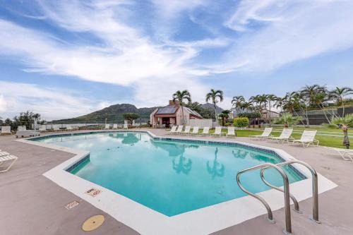 Nawiliwili Wohnung | Walk to Kalapaki Beach Condo with Ocean and Mtn View!