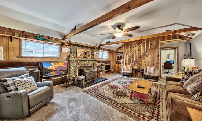 Bijou Pines Kabine | Walk to Lake, Dog and Family Friendly, Tesla EV Charger, HotTub, 3bd 3bath