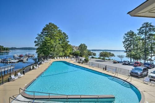 Salem Haus | Walk to Lake Keowee Salem Townhome with Deck