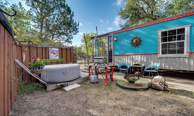 Lakeway Wohnung | Walk to Lake Travis: Austin Tiny Home w/Hot Tub!
