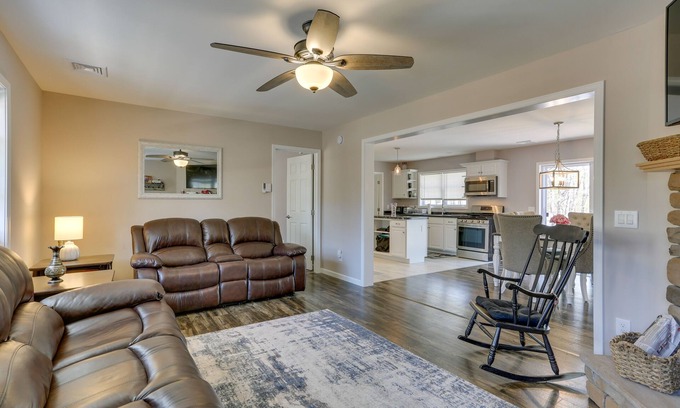 Wallenpaupauk Lake Estates Haus | Walk to Lake Wallenpaupack: Poconos Vacation Home