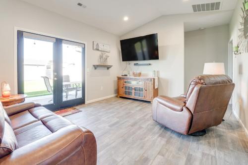 Moses Lake Haus | Walk to Moses Lake! Family Home with Fenced Yard