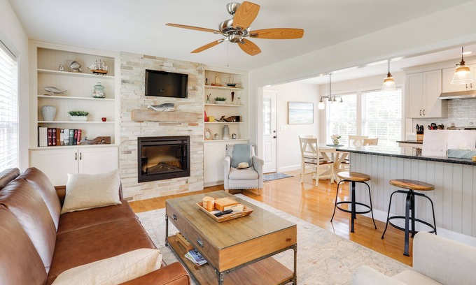 Pawcatuck Haus | Pawcatuck Riverfront Home w / Yard - Minuten zum Strand!