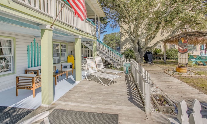 Downtown Myrtle Beach Hütte | Walk to Pier: Coastal Gem w/ Views in Myrtle Beach