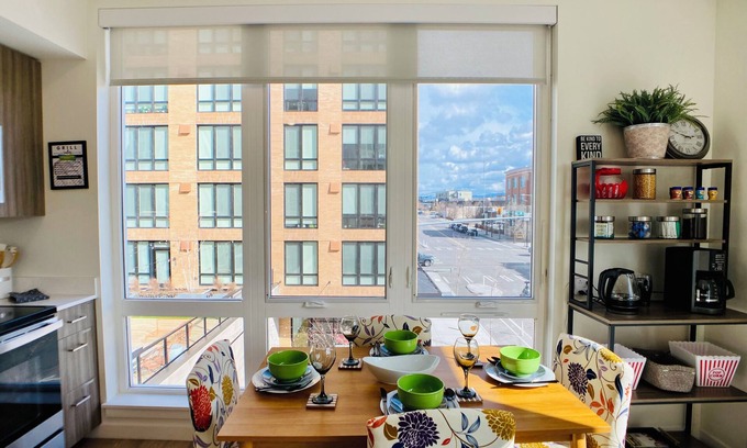 East Central Wohnung | Walk To Convention Center+Free Assigned Parking-Family & Pet-WiFi-AC-HOOPFEST!